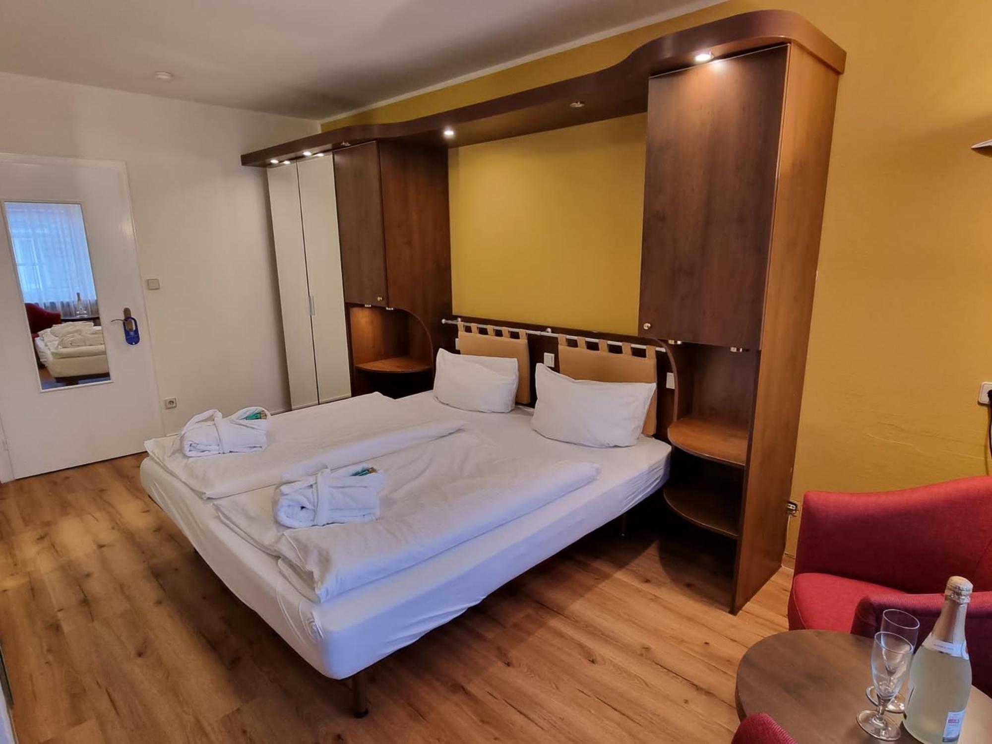 Hotel Osterkrug Хузум Экстерьер фото
